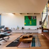 Основатель архитектурной фирмы John Wardle Architects реконструировал Kew Residence, свой 25-летний дом в Мельбурне, используя ясень и глазурованную плитку ручной работы из Японии. Этот ремонт - третья итерация за двадцать пять лет владения этим семейным домом.