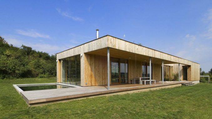 Weekend house in Bus 1 Минималистский дачный дом в Чехии