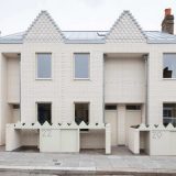 Белый блокированный кирпичный дом в Лондоне