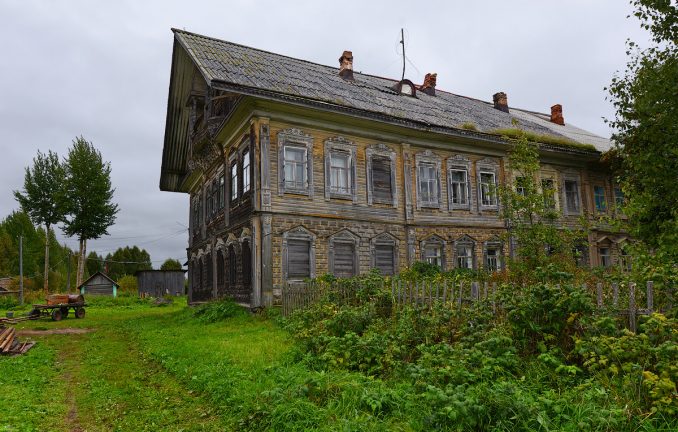 Дом купца первой гильдии М. С. Гусева (1886 год постройки) стоит недалеко от дороги (д.Овсянниковская) и является своеобразной визитной карточкой Черевково. Семья Гусевых была большая. Михаил Семёнович и Анна Фёдоровна имели четырёх сыновей и двух дочерей. Родовой дом имеет 14 жилых комнат на двух этажах. На главный фасад выходят 13 окон, на боковые фасады по 24 окна. Первый этаж – пятистенок, второй – шестистенок с заулком. Обшивка дома имитирует кирпичную кладку.