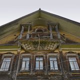 Дом купца первой гильдии М. С. Гусева (1886 год постройки) стоит недалеко от дороги (д.Овсянниковская) и является своеобразной визитной карточкой Черевково. Семья Гусевых была большая. Михаил Семёнович и Анна Фёдоровна имели четырёх сыновей и двух дочерей. Родовой дом имеет 14 жилых комнат на двух этажах. На главный фасад выходят 13 окон, на боковые фасады по 24 окна. Первый этаж – пятистенок, второй – шестистенок с заулком. Обшивка дома имитирует кирпичную кладку.