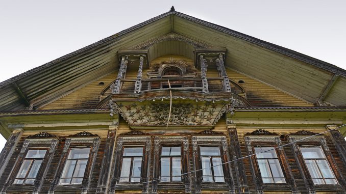 Gusev House 5 Дом купца первой гильдии М. С. Гусева (1886 год постройки) стоит недалеко от дороги (д.Овсянниковская) и является своеобразной визитной карточкой Черевково. Семья Гусевых была большая. Михаил Семёнович и Анна Фёдоровна имели четырёх сыновей и двух дочерей. Родовой дом имеет 14 жилых комнат на двух этажах. На главный фасад выходят 13 окон, на боковые фасады по 24 окна. Первый этаж – пятистенок, второй – шестистенок с заулком. Обшивка дома имитирует кирпичную кладку.