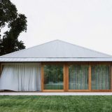 Одноэтажный кирпичный дом с шатровой крышей в Австралии