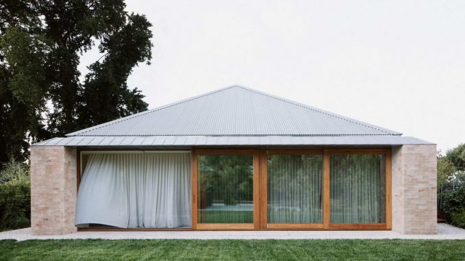 Kyneton House 1 Одноэтажный кирпичный дом с шатровой крышей в Австралии
