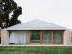 Одноэтажный кирпичный дом с шатровой крышей в Австралии