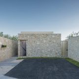 Каменный минималистский дом с двориком и бассейном