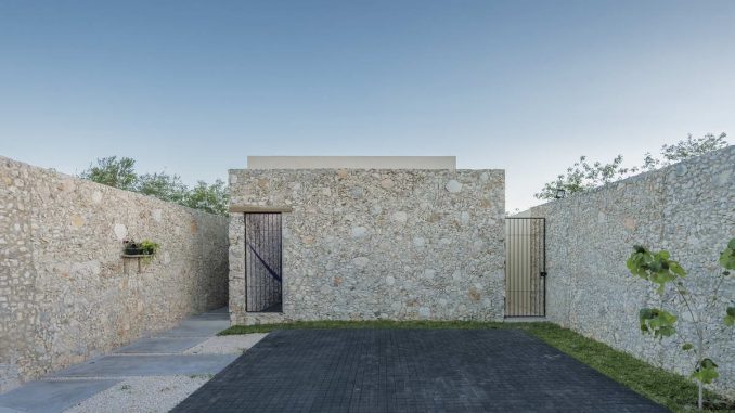 Xcuyun House 1 Каменный минималистский дом с двориком и бассейном
