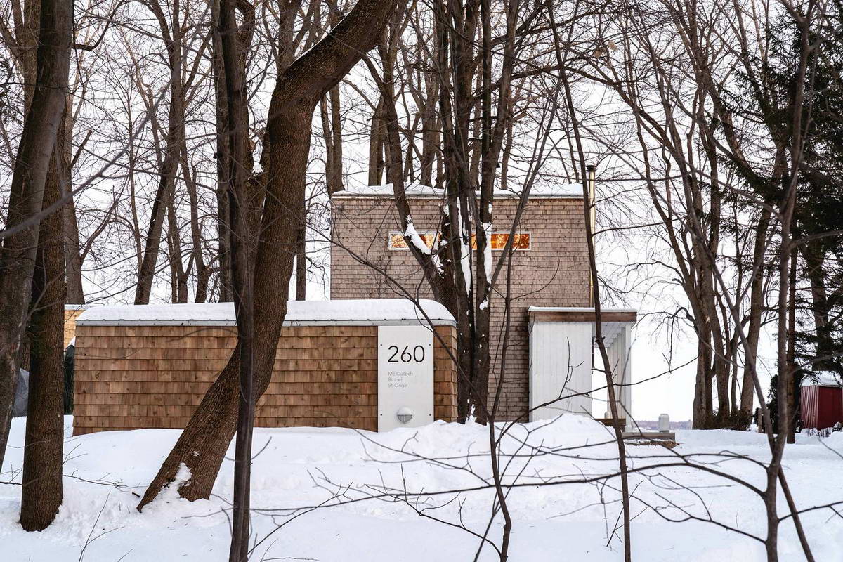Простой деревянный модернистский дом в Канаде