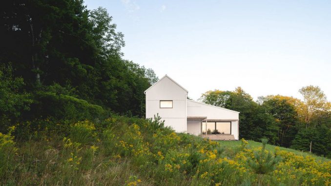 Saltbox Passive House 1 Пассивный дом на наклонном лугу в Канаде