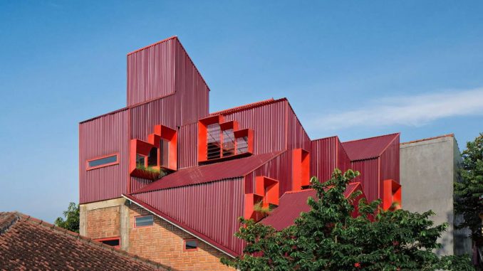 Stack By Step Red Zone Boarding House 4 Многоквартирный дом в Индонезии