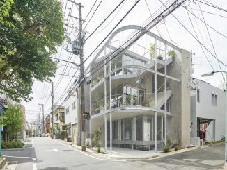 Прозрачный дом-парк с прогулочной дорожкой и лужайкой на крыше в Японии