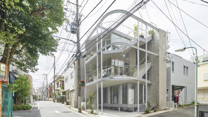 Прозрачный дом-парк с прогулочной дорожкой и лужайкой на крыше в Японии