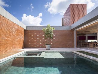 Одноэтажный кирпичный дом с двором и бассейном в Бразилии