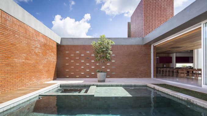 Одноэтажный кирпичный дом с двором и бассейном в Бразилии