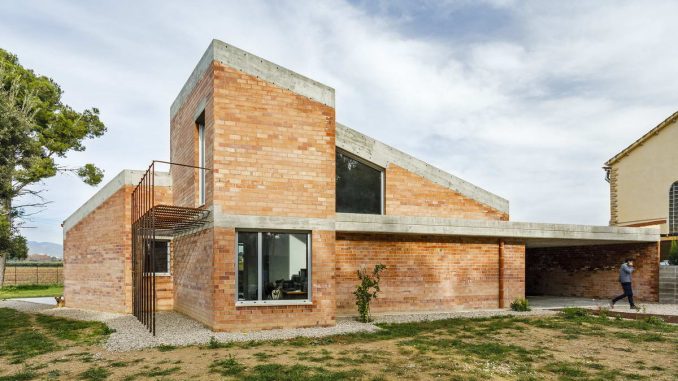 Брутальный дом из кирпича и бетона в Испании