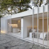 Очень белый дом из контейнеров в стиле "минимализм" в Бразилии