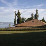 Дом с шатровой крышей у озера в Швейцарии