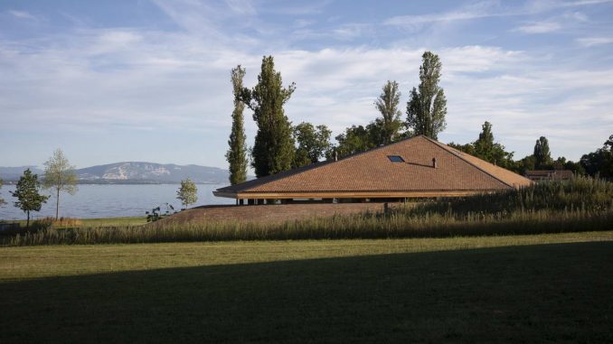 Дом с шатровой крышей у озера в Швейцарии