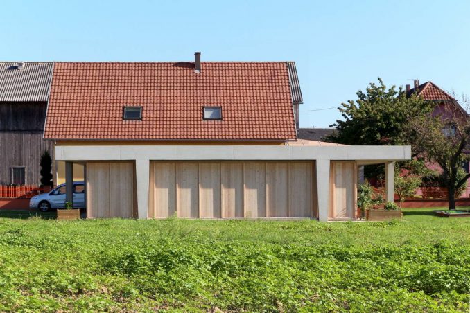 Простой домик у поля во Франции