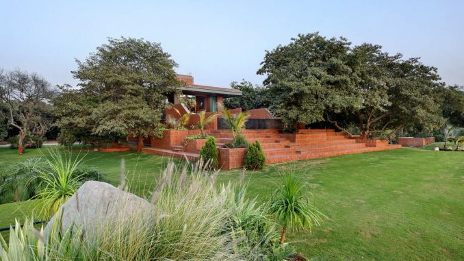 Кирпичный модернистский дом с бассейном и двориком в Индии