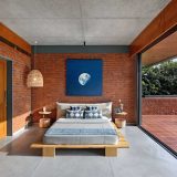 Кирпичный модернистский дом с бассейном и двориком в Индии