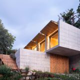 Дом из бетона и дерева с бассейном жалюзи в Испании