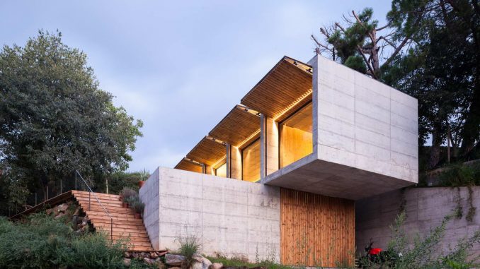 Дом из бетона и дерева с бассейном жалюзи в Испании