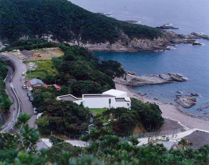 Белый дом с бассейном у океана в Японии