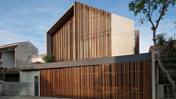 Rumah Beton House 1 Интровертный городской дом с двориками и деревянной решёткой в Индонезии