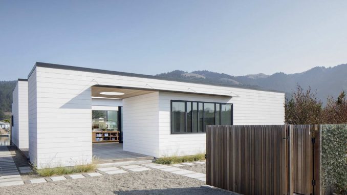 Dune House 1 Минималистский дом с двором на берегу в США