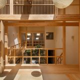 Очень японский деревянный дом с двориком и деревом внутри