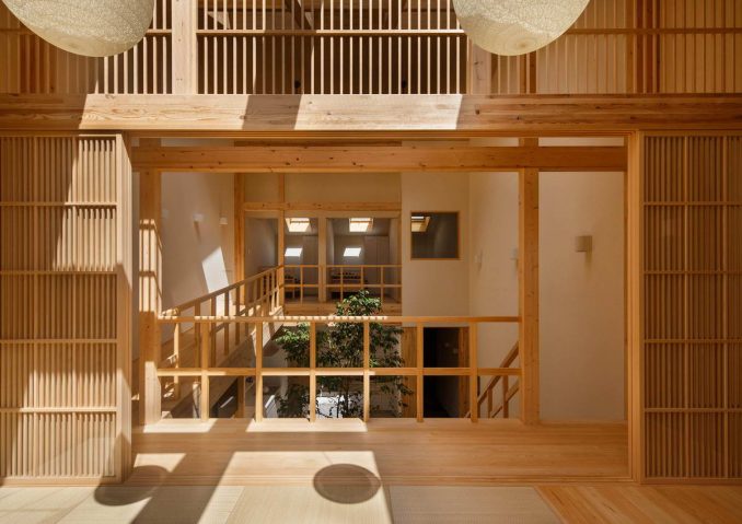Очень японский деревянный дом с двориком и деревом внутри