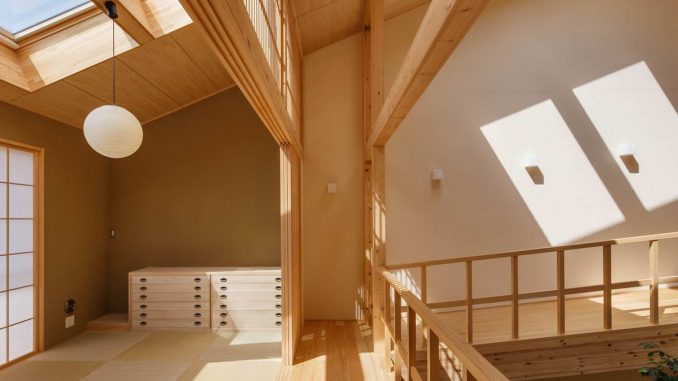 House in Kyoto 26 Очень японский деревянный дом с двориком и деревом внутри