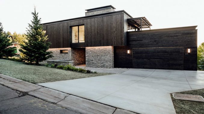 Обугленный минималистский дом с террасой и солярием
