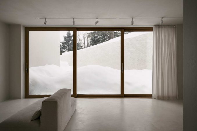 Простой белый дом в Канаде в стиле "минимализм"