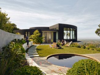 Круглый чёрный обугленный дом в Калифорнии