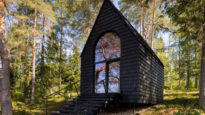 Деревянный миниатюрный домик у озера в Финляндии площадью 15 м2