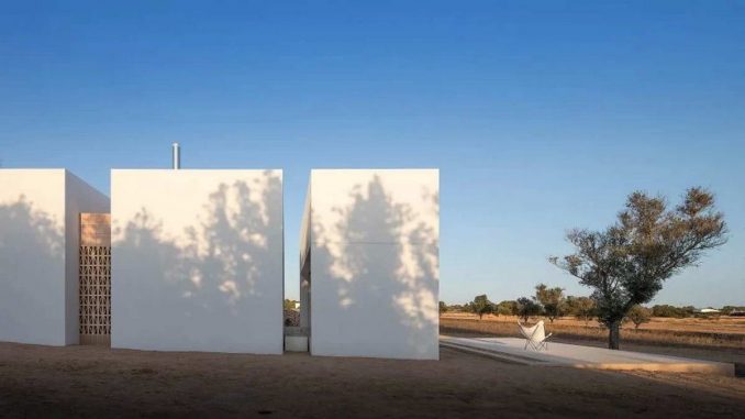 Es Pou House 1 Минималистский дом из трёх частей в Испании
