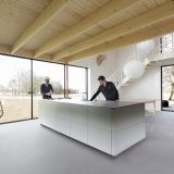 Деревянный минималистский дом в Голландии