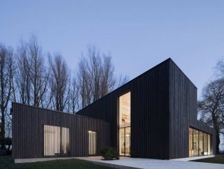 Деревянный минималистский дом в Голландии