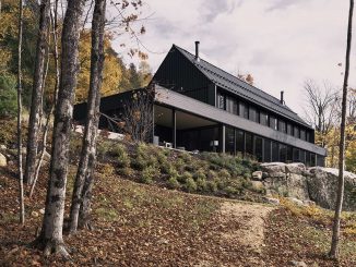 Чёрный-чёрный дом в Канаде