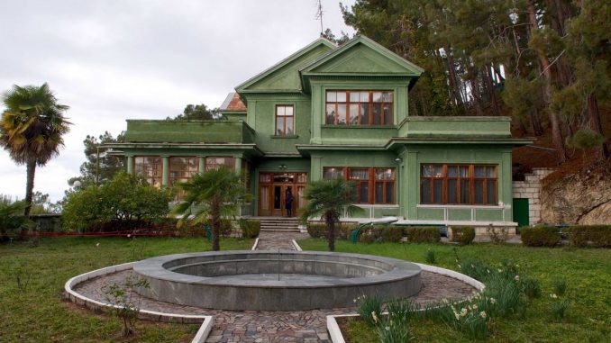 Зелёный домик на берегу озера - дача И.В. Сталина «Рица»