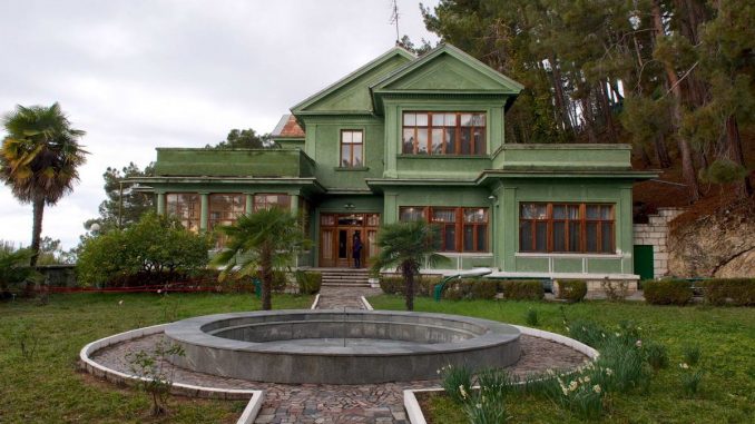 Stalin House Lake Ritsa 1 Зелёный домик на берегу озера - дача И.В. Сталина «Рица»