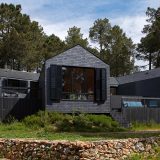 Загородный дом для отдыха из дерева и сланца в Испании