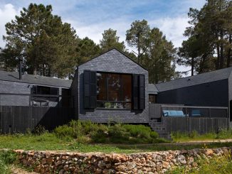 Загородный дом для отдыха из дерева и сланца в Испании
