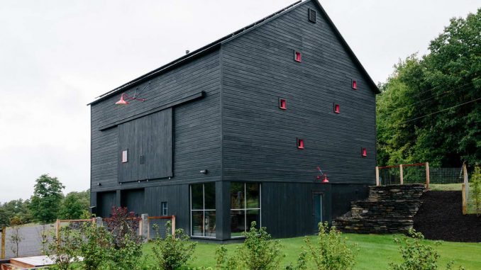 Fox Hall Barn House 1 Чёрный дом в стиле barnhouse в США