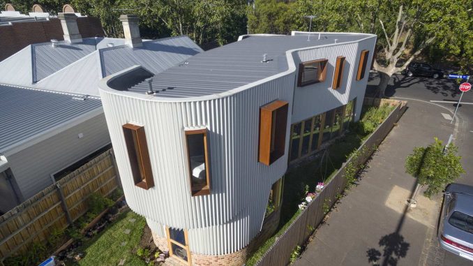 True North Residence 3 Этот удивительный дом основатель и директор архитектурной компании TANDEM Тим Хилл (Tim Hill) построил для себя и своей семьи. Этот культовый и отмеченный наградами проект стал местной достопримечательностью благодаря своей характерной изогнутой форме и появлению в 6-м сезоне Grand Designs Australia.