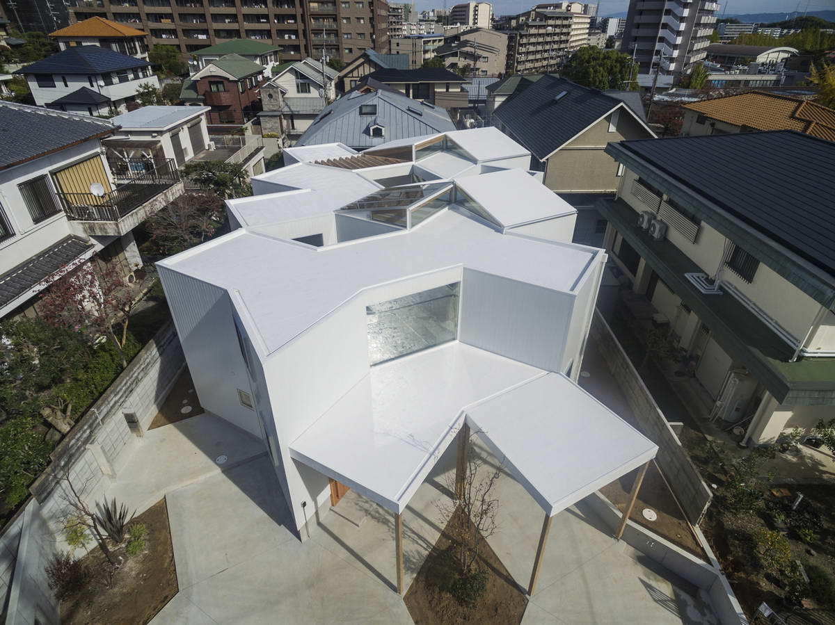 Дом-лабиринт с двумя дворами из 12 квадратов и одного ромба в Японии