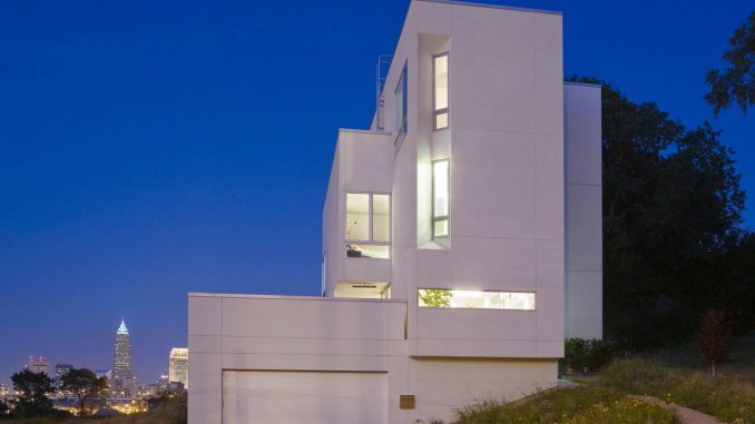 Mintz Residence 3 Белый дом на склоне в США