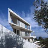Бетонный дом на склоне в Греции, который захватывает дух